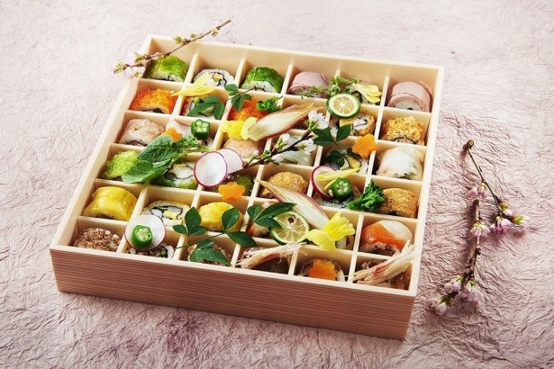 9種18貫の少人数用のお花見弁当(2400円)
