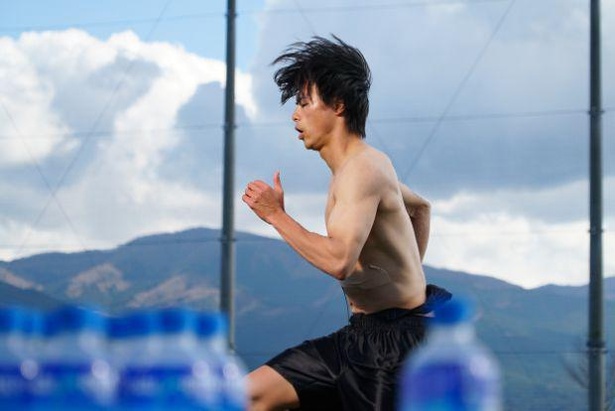 サッカーｕ 24日本代表 三笘薫選手の初cmが放映開始 ハード過ぎる撮影でリアリティのある映像に ウォーカープラス
