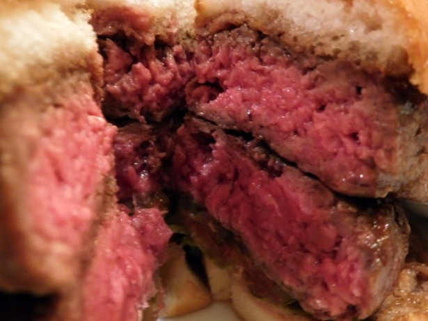 粗挽きの肉々しい食感と、肉の旨味をストレートに楽しめる「クラシック ダブルバーガー」は必食