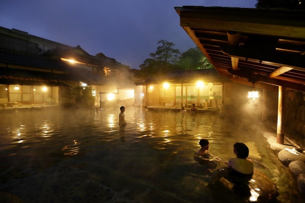 夜の露天風呂は、周りを気にせずリラックス