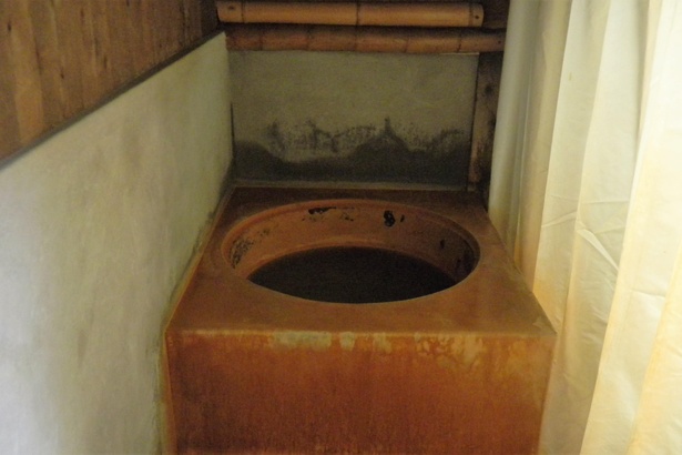 10～6月までは、源泉をそのまま薪でわかした五右衛門風呂の上がり湯で温まろう