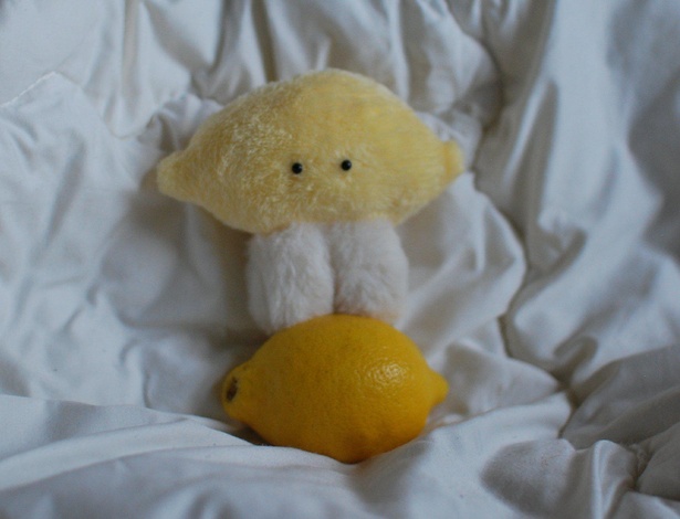 レモンを踏むレモンのぬいぐるみ
