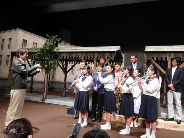 劇中で、女子高生たちを率いて実際の指揮に挑戦する華丸。報道陣の前で、即興の演奏会を披露してくれた