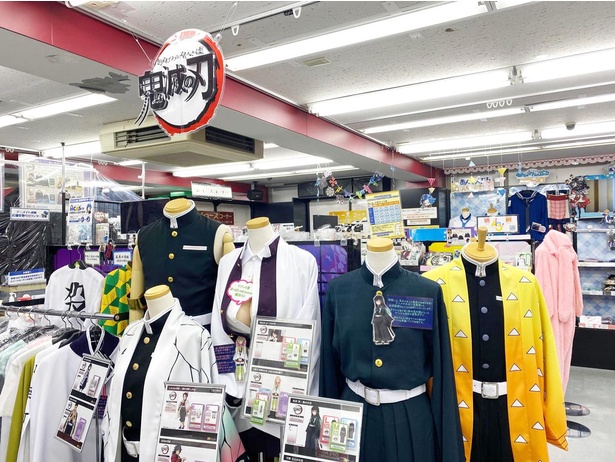 【写真】店内には『鬼滅の刃』など、さまざまな人気アニメのコスプレ衣装が並ぶ