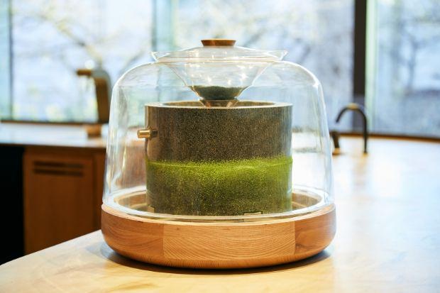 日本古来の製法である石臼挽きで製造できる抹茶の量は、ほんのわずか
