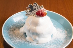 「ピングーの雪山みるくいちごパンケーキ」(1320円)