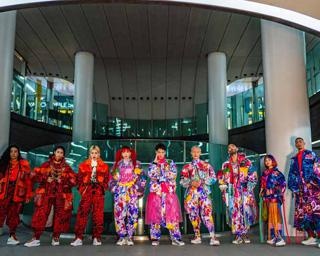 渋谷の街中に「KANSAI YAMAMOTO」のカラフル衣装を着たモデルが出現！