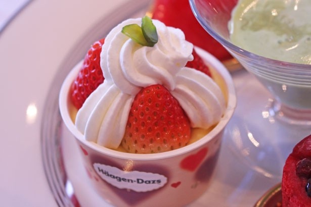 オリジナルデザインのカップに入ったカップケーキ。チーズを合わせたスポンジに、オレンジ風味のカスタードクリームがマッチする爽やかな味わい！