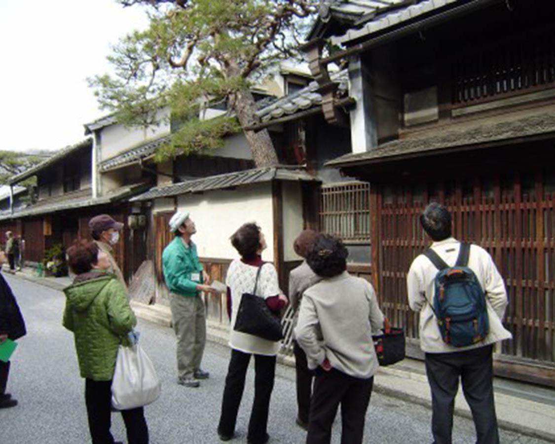 名所にまつわる歴史や裏話も、滋賀県近江八幡市で現地ガイドの案内による「ぶらり近江八幡まちなか」開催