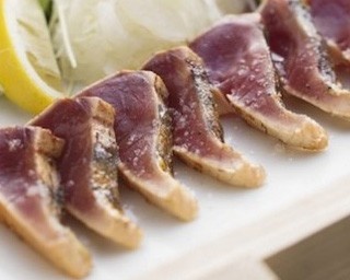 鰹や四万十ポークのアレンジ料理を楽しむ！高知産直バルが神戸にオープン