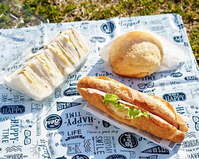 ショッピング前後に「せせらぎの森」や昆陽池公園の自然に触れられる！