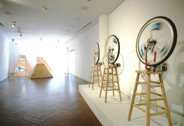 《デュシャンピアナ：自転車の車輪１、２、３》と 《三つの山》の展示風景(原美術館、1992年)撮影：内田芳孝