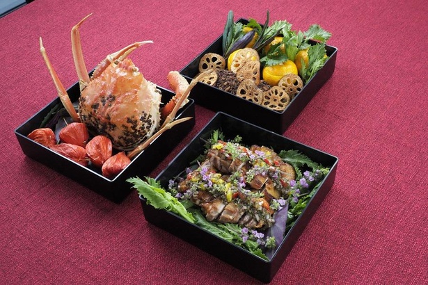 【写真】「名古屋コーチン」「越前ガニ」「加賀れんこん」を使った三段重の“神弁当”
