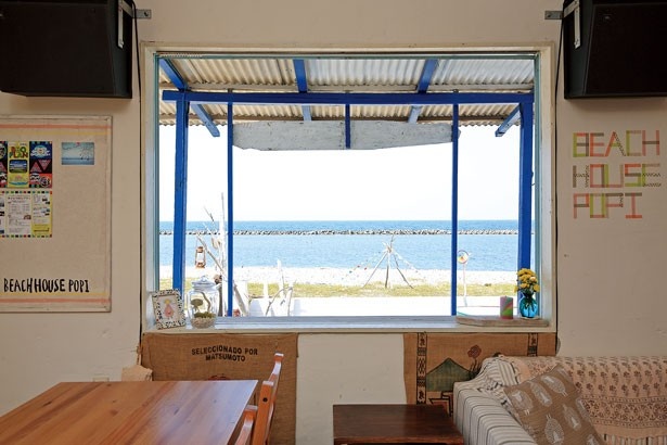 「ポピシップ2号機」からはもちろん、店内からも玉砂利が美しい新五色浜が眺められる/Beach House popi