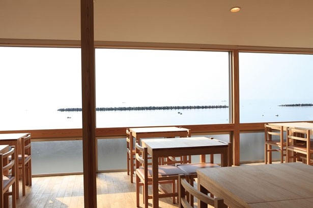 西側一面に窓を配した開放的なフロア。空気が澄んでいれば、小豆島など穏やかな播磨灘に点在する瀬戸内の島々までくっきりと見渡すことができる/café Marukou