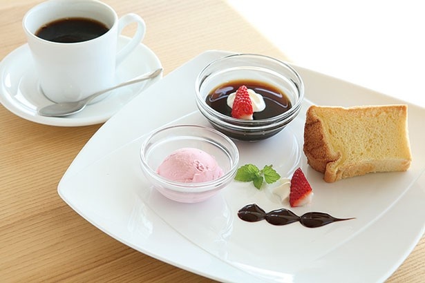 自家製シフォンケーキにコーヒーゼリーやアイスクリームが付く「ケーキセット」(850円)/café Marukou