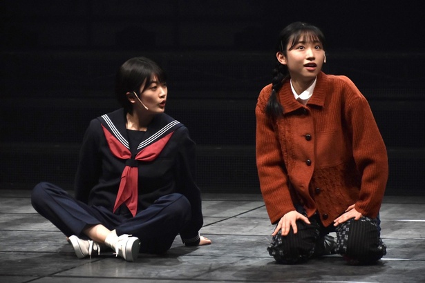 舞台『フラガール - dance for smile -』に出演する、樋口日奈(左)と山内瑞葵(右)