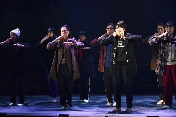 舞台『フラガール - dance for smile -』に出演する、樋口日奈(右)と安田愛里(左)
