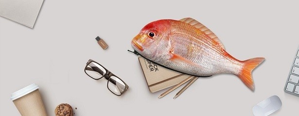 ペンや消しゴムなどの文房具やメガネやサングラスなど細々したものをまとめて収納できる