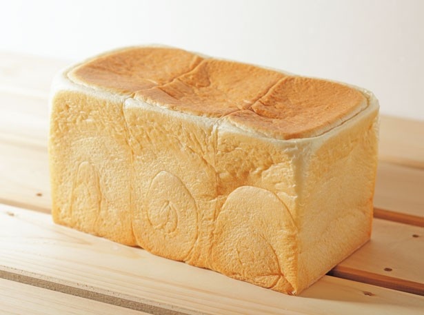 「プレミアム(1.5斤)」(810円)。小麦とバターの風味が贅沢に広がり、甘味があるのがプレミアム。耳とは思えないほど柔らかい/Panya芦屋