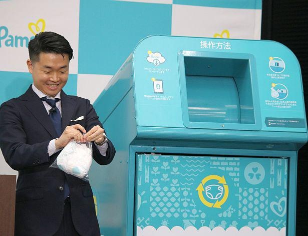 【写真】アプリで回収ボックスが開いて、ビニール袋ごとおむつを入れる