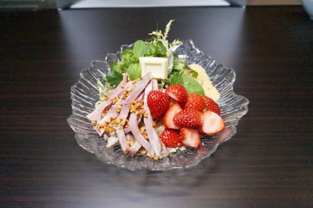 【写真を見る】ガーナホワイトチョコと2種のチーズで仕上げた特製チョコパウダーがたっぷりかかった麺