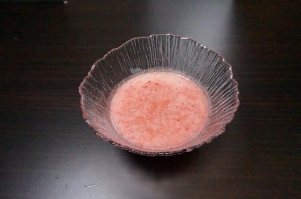 フレッシュな苺の香りが食欲をそそる、酸味の効いたスッキリしたつけ汁