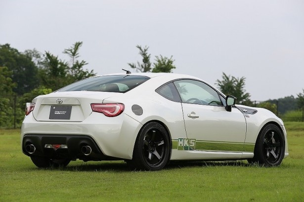 【写真を見る】HKS製マフラー「HiPower Muffler SPEC-L」が光る86のリア