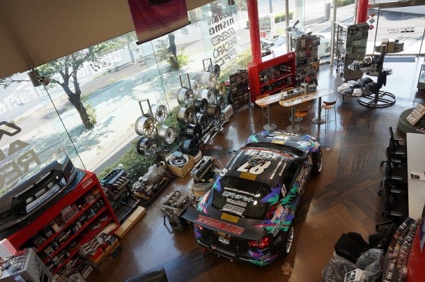 HKSテクニカルファクトリーの店内は、様々な自動車パーツで一杯！