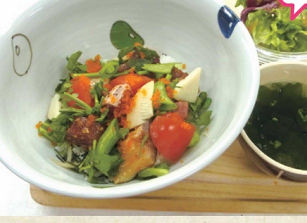 ポルタのマルモキッチンではマグロ、カツオ、カンパチの春の野菜を合わせた｢春るんるん祭」限定の「梅香る野菜たっぷり海鮮ちらしごはん」(サラダ、スープ付き、1242円)が登場