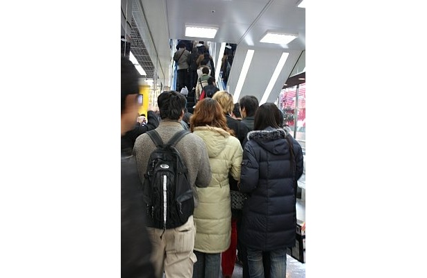 開店と同時に、店内に駆け込むたくさんの人！