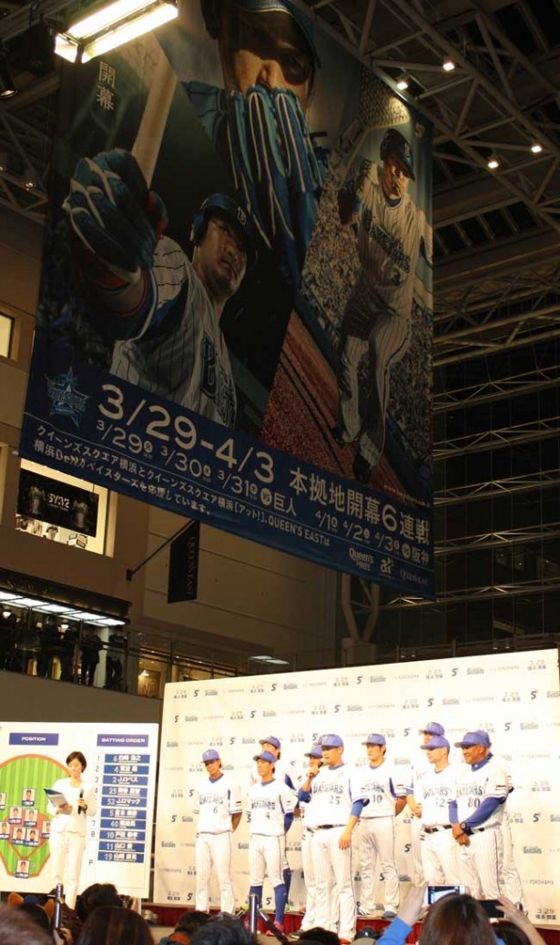 会場上部には、12メートル四方の巨大懸垂幕が掲出された