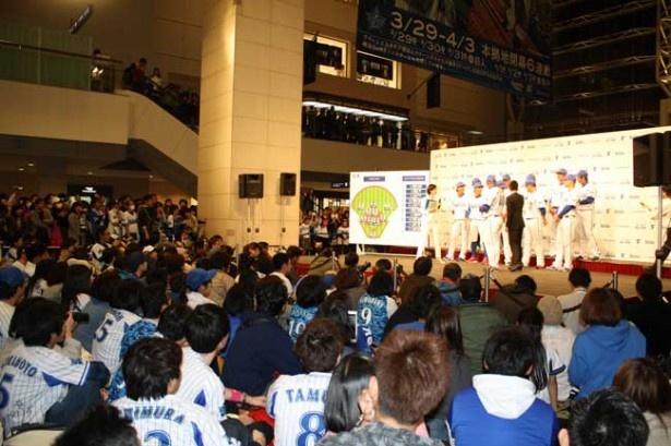 会場のクイーンズサークルには多くのファンが集まった