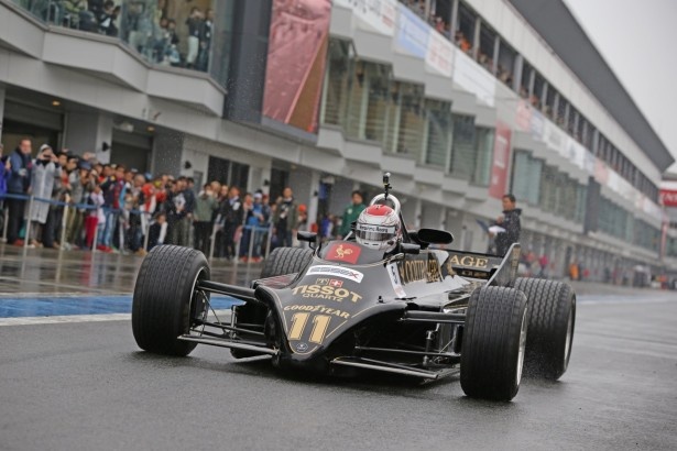 【写真を見る】往年のJPSカラーが美しいロータスのF1マシンも登場！