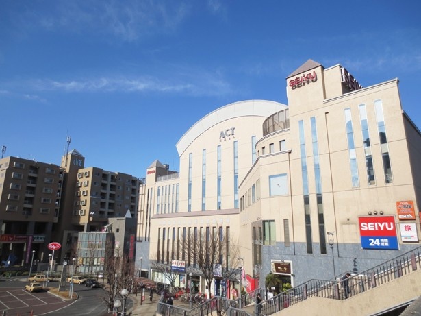 成増駅南口の「なりますスキップ村商店街」の反対となる北口には、スーパーのSEIYU、ホール、図書館などがある