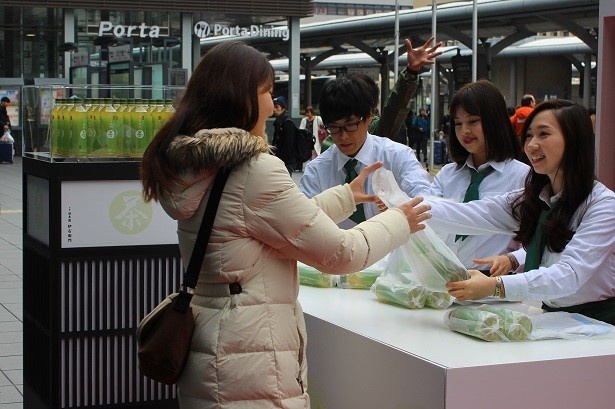 京都駅前では3月6・7日に合計3万本の伊右衛門サンプリングイベントが行われた