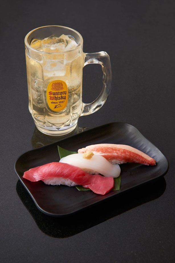 函館立喰い寿司 函太郎の「グランドオープン記念セット」(1198円)。本マグロ赤身、ヤリイカ、ズワイガニの3貫とお酒(ハイボール、レモンサワー、巨峰サワーから選択可)のお得なセット