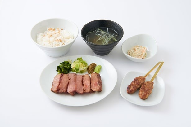 仙台牛タン炭火焼「杜」では、グランドオープンを記念して「特上牛タン炭火焼定食つくねセット」(2700円)が登場！タンで練り上げたつくねを添えた、贅沢な定食だ ※1日20食限定