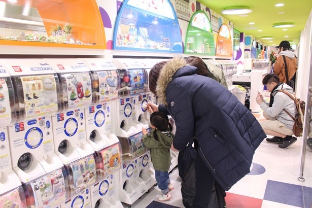 親子連れや女性の1人客など、幅広い客層で賑わう店内