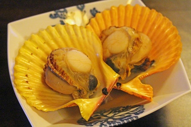 「天草 緋扇貝(ヒオウギ貝)の酒蒸し」。プリプリとした食感と共に、コクのある味わいを楽しめる