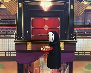 人気キャラ”カオナシ”の新グッズ登場！貯金が楽しくなる”カオナシむしゃむしゃ貯金箱”