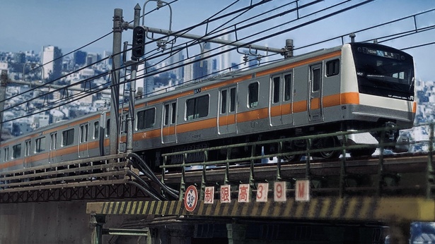 まさに都心を走る中央線の風景そのもの