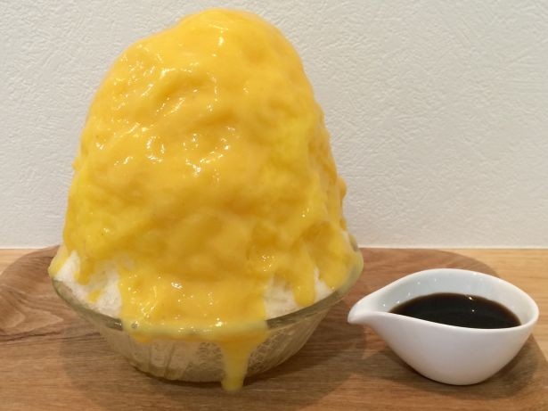 壺焼きにこだわった安納芋の焼き芋シロップ使用の「安納芋(黒蜜付き)」(700円)は黒蜜をかけると和菓子っぽい味わいに