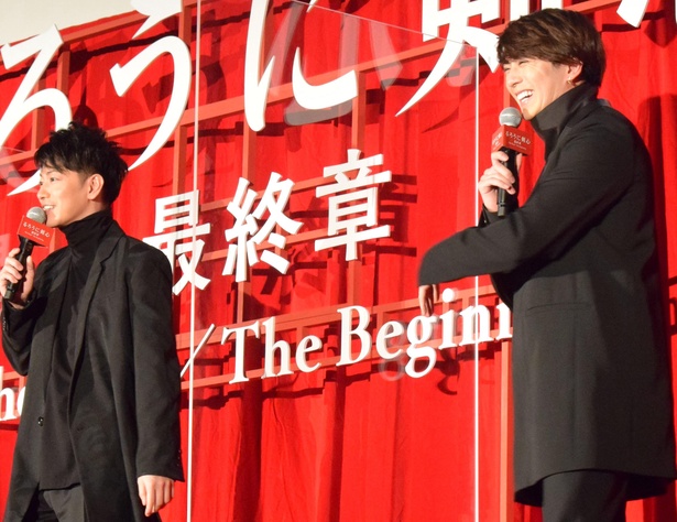 楽しそうに撮影を振り返る佐藤健と新田真剣佑