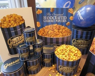 ガロン缶からスコップで！ギャレットポップコーンが食べ放題