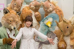 『ピーターラビットのおはなし』に登場するキュートなキャラクターたちと記念撮影！鈴木さんのテンションもマックス