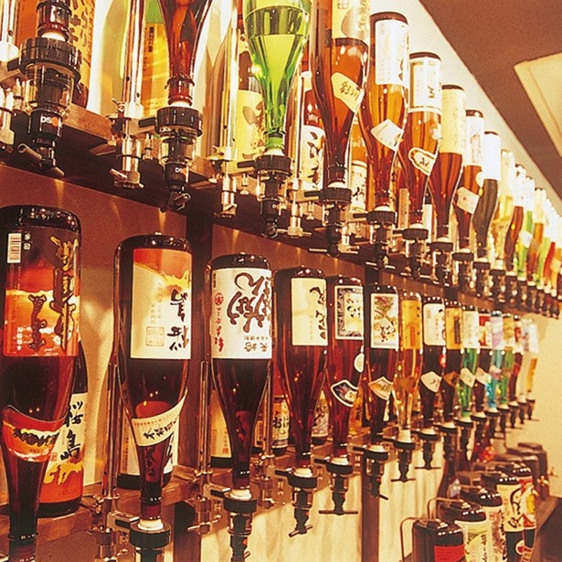 【写真を見る】大好評！セルフ式焼酎コーナー