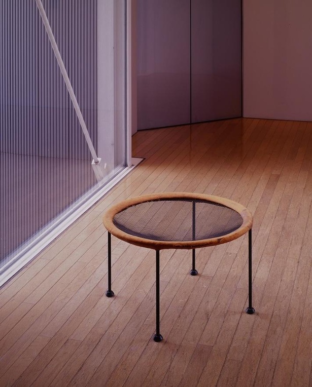 《真鍮網による椅子》　1954年　丸亀市猪熊弦一郎美術館蔵　高橋章撮影