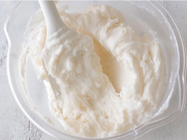 もち粉に混ぜる砂糖は、上白糖やグラニュー糖など白い砂糖ならより色がキレイに出る
