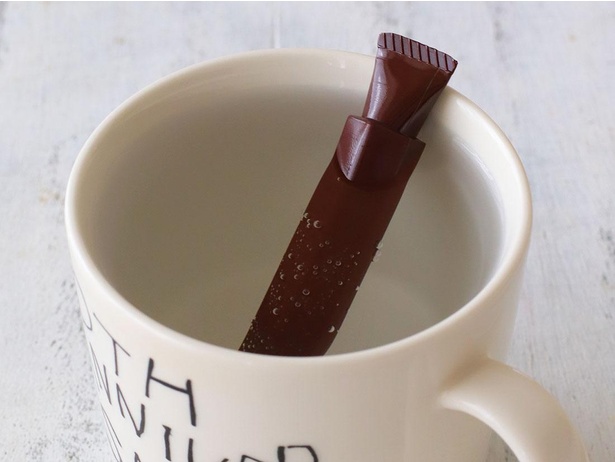 付属のチョコペンは、カップにお湯を入れて溶かせば楽チン